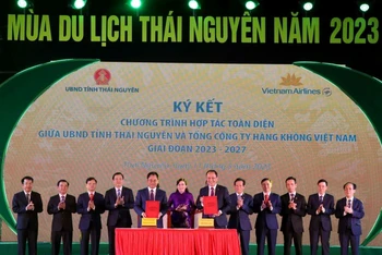 Ông Lê Hồng Hà, Tổng giám đốc Vietnam Airlines và ông Trịnh Việt Hùng, Chủ tịch UBND tỉnh Thái Nguyên ký kết và trao đổi biên bản hợp tác toàn diện.
