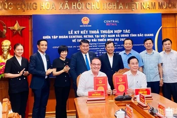 Đại diện Tập đoàn Central Retail Việt Nam và UBND tỉnh Bắc Giang ký thỏa thuận hợp tác về tiêu thụ vải thiều.