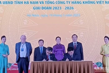 Ông Trịnh Ngọc Thành, Phó Tổng Giám đốc Vietnam Airlines và Ông Trương Quốc Huy, Phó Bí thư Tỉnh ủy, Chủ tịch UBND tỉnh ký và trao đổi biên bản hợp tác toàn diện.