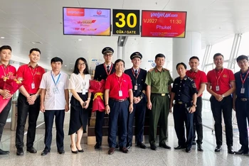 Ông Đào Đăng Thắng, Phó giám đốc Cảng Hàng không quốc tế Nội Bài (người thứ ba từ trái sang) tặng hoa và chúc mừng đội bay chuyến bay VJ927.