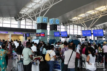 Hành khách làm thủ tục tại quầy checkin sân bay Nội Bài.