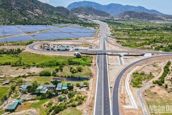 Nút giao thuộc dự án cao tốc Nha Trang-Cam Lâm vừa được đưa vào khai thác ngày 19/5 vừa qua.