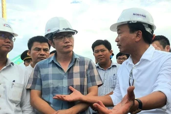 Thứ trưởng Giao thông vận tải Nguyễn Danh Huy và Chủ tịch UBND tỉnh Quảng Ngãi Đặng Văn Minh kiểm tra hiện trường dự án cao tốc Quảng Ngãi-Hoài Nhơn.