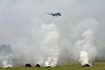 Bà con sau mỗi vụ thu hoạch lúa, để lại rơm rạ trên đồng sau đó đốt, gây khói mù quanh khu vực sân bay, ảnh hưởng tầm nhìn của phi công. 