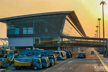 Cảng Hàng không quốc tế Nội Bài là nơi có nền bê-tông hấp thụ nhiệt trên diện rộng cùng với hoạt động nhộn nhịp từ máy bay và các phương tiện phục vụ mặt đất.