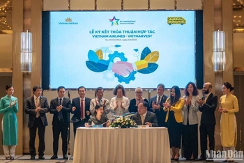 Lễ ký thỏa thuận hợp tác giữa Vietnam Airlines và VietHarvest