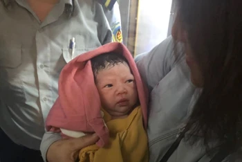 Sản phụ Lê Thị Hồng Hoa, 38 tuổi đã sinh một bé gái "mẹ tròn, con vuông" trên tàu dưới sự hỗ trợ của tổ tàu SE4 và hành khách.