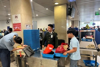 Hành khách làm thủ tục đi tàu bay tại sân bay Tân Sơn Nhất.