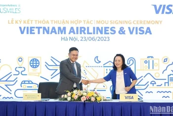 Ông Nguyễn Sỹ Thành, Giám đốc Trung tâm Bông Sen Vàng Vietnam Airlines và Bà Đặng Tuyết Dung, Giám đốc Visa Việt Nam và Lào ký và trao đổi biên bản hợp tác.