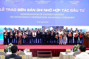 Công bố Quy hoạch tỉnh Quảng Bình và trao biên bản ghi nhớ hợp tác đầu tư.