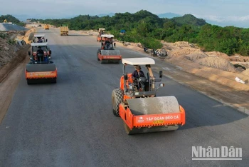 Thi công dự án đường cao tốc bắc-nam, đoạn Cam Lâm-Vĩnh Hảo.