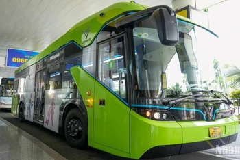 Xe bus điện nối chuyến tại Nội Bài có logo NIA và màu xanh nhận diện.