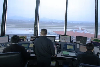 Hoạt động của kiểm soát viên không lưu tại sân bay Nội Bài.
