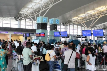 Hành khách làm thủ tục bay Ấn Độ tại sân bay quốc tế Nội Bài.