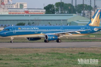 Chuyến bay hạ cánh an toàn tại sân bay Tân Sơn Nhất lúc 17 giờ 43 phút, chậm 5 tiếng 13 phút so với kế hoạch. 