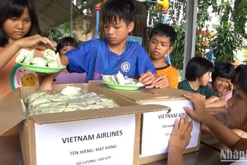 Những suất ăn của Vietnam Airlines được VietHarvest trao tặng tới Trung tâm Công tác xã hội giáo dục dạy nghề thiếu niên tại Thành phố Hồ Chí Minh.