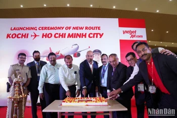 Lễ khai trương đường bay mới Kochi - Thành phố Hồ Chí Minh diễn ra trang trọng với các nghi thức truyền thống Ấn Độ tại sân bay Kochi.