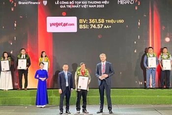Ông Nguyễn Đức Thịnh, Phó Tổng Giám đốc Vietjet nhận chứng nhận thương hiệu giá trị nhất Việt Nam 2023.