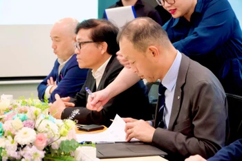 Ông Nakano Keita, Tổng Giám đốc Toyota Việt Nam ký Thỏa thuận hợp tác.