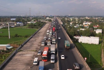 Cao tốc Thành phố Hồ Chí Minh-Trung Lương sau hơn 12 năm khai thác, hiện mỗi ngày có khoảng 52 nghìn lượt xe lưu thông, thường xuyên ùn tắc và hay xảy ra tai nạn giao thông. 