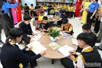 Hãng hàng không Quốc gia Việt Nam trao tặng công trình Thư viện sách cho trường Đoàn Kết (Lạng Sơn).