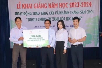 Chương trình Toyota chung tay xanh hóa học đường năm 2023 trao tặng cây cảnh quan và sân chơi cho trường Tiểu học An Khánh.