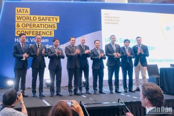 Tại Hội nghị An toàn và Khai thác hàng không thế giới 2023, Vietnam Airlines cùng IATA ký Hiến chương về Văn hóa An toàn.