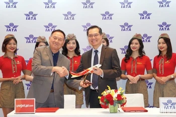 Ông Philip Goh, Phó Chủ tịch IATA khu vực châu Á-Thái Bình Dương và Phó Tổng Giám đốc Vietjet, Chủ tịch Học viện Hàng không Vietjet, ông Lương Thế Phúc (trái) ký hợp tác đưa Học viện Hàng không Vietjet tham gia mạng lưới đào tạo quốc tế của IATA.