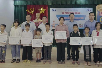 Trao học bổng Vòng tay nhân ái năm 2023 cho 9 học sinh tại Điện Biên.