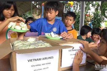 Gần đây, những suất ăn của Vietnam Airlines được VietHarvest trao tặng tới Trung tâm Công tác xã hội-Giáo dục dạy nghề thiếu niên Thành phố Hồ Chí Minh.