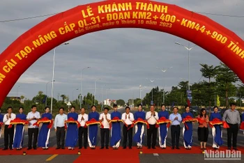 Các đại biểu cắt băng khánh thành Dự án cải tạo, nâng cấp Quốc lộ 31 đoạn qua tỉnh Bắc Giang. 
