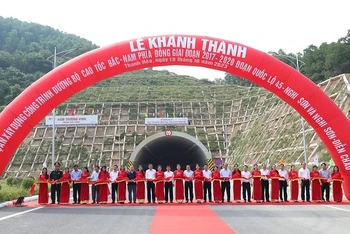 Phó Thủ tướng Trần Hồng Hà cùng các đại biểu cắt băng khánh thành 2 dự án cao tốc.