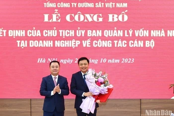 Phó Chủ tịch Ủy ban Quản lý vốn Nhà nước tại doanh nghiệp Nguyễn Ngọc Cảnh trao quyết định bổ nhiệm cho ông Hoàng Gia Khánh, tân Tổng Giám đốc Tổng công ty Đường sắt Việt Nam.