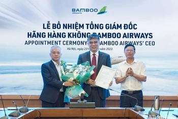 Tân Tổng Giám đốc Bamboo Airways Lương Hoài Nam (giữa) nhận Quyết định bổ nhiệm và hoa từ Chủ tịch Hội đồng quản trị Bamboo Airways Lê Thái Sâm (ngoài cùng bên phải) và Phó Chủ tịch Thường trực Hội đồng quản trị Phan Đình Tuệ.