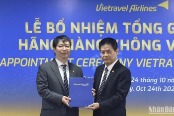 Ông Nguyễn Quốc Kỳ, Chủ tịch Hội đồng quản trị Vietravel Airlines (phải) trao quyết định bổ nhiệm cho ông Nguyễn Minh Hải, tân Tổng Giám đốc Vietravel Airlines.