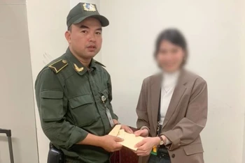Anh Kiều Huy Hùng trao trả chiếc valy cùng với số tiền gần 50 triệu đồng cho chị Nguyễn Thị H.