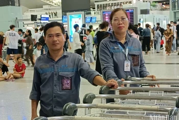Anh Trần Xuân Thăng, nhân viên xe đẩy, thuộc Trung tâm Khai thác ga Nội Bài phát hiện 1 chiếc túi màu nâu treo trên xe.