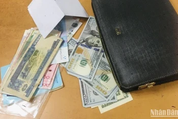 Chiếc ví chứa nhiều tài sản và giấy tờ quan trọng của hành khách bỏ quên tại sân bay.