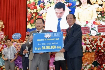Đại diện Toyota Việt Nam trao tặng Học bổng Kỹ thuật Toyota và thiết bị giảng dạy năm 2023.