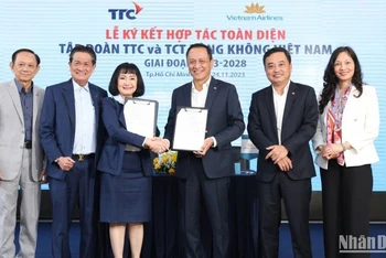 Ông Lê Hồng Hà - Tổng Giám đốc Vietnam Airlines và bà Huỳnh Bích Ngọc - Tổng Giám đốc Tập đoàn TTC trao Biên bản thỏa thuận.