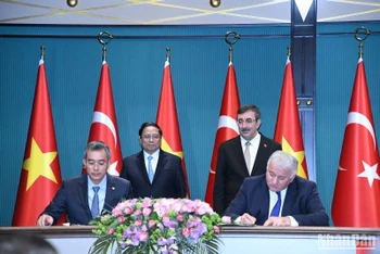 Thủ tướng Phạm Minh Chính và Phó Tổng thống Thổ Nhĩ Kỳ Cevdet Yilmaz chứng kiến hai hãng hàng không ký thỏa thuận hợp tác.