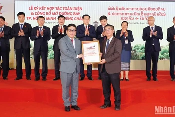 Tổng giám đốc Vietjet Đinh Việt Phương (trái) nhận Chứng nhận mở đường bay Thành phố Hồ Chí Minh-Viêng Chăn từ ông Bounteng Symoon – Phó Tổng Cục trưởng Cục Hàng không Dân dụng Lào.
