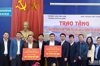Quỹ Toyota Việt Nam bàn giao nhà vệ sinh tại tỉnh Phú Thọ.