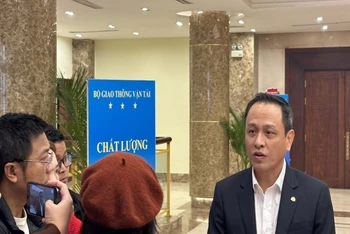 Ông Lê Hồng Hà, Tổng Giám đốc Vietnam Airlines trả lời phỏng vấn báo chí bên lề Hội nghị tổng kết Bộ Giao thông vận tải sáng 28/12.