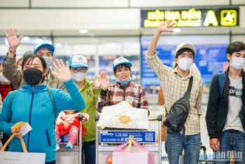 Người lao động trên Chuyến bay mơ ước - Hành trình đoàn viên Tết năm 2023 của Vietnam Airlines hạ cánh tại sân bay Nội Bài.