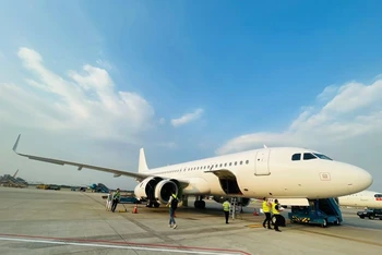 Chiếc máy bay bổ sung đầu tiên hạ cánh tại sân bay Tân Sơn Nhất vào chiều 25/1, được kiểm tra đánh giá tình trạng khai thác.