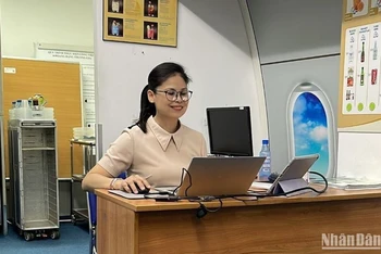 Chị Mạch Ngọc Uyên, một trong những tiếp viên đầu tiên của Vietnam Airlines.