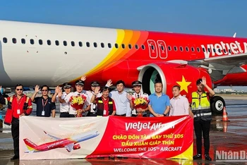 Tàu bay A321neo ACF mới được chào đón bởi lãnh đạo, cán bộ nhân viên, phi hành đoàn Vietjet. 