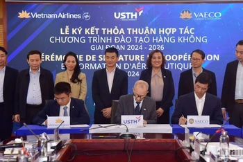 Lãnh đạo Vietnam Airlines, VAECO và USTH ký thỏa thuận hợp tác.