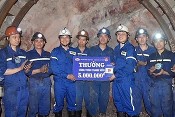 Trao tặng phần thưởng khích lệ đội ngũ thanh niên, người lao động trẻ Tập đoàn Công nghiệp Than-Khoáng sản Việt Nam tham gia các phần việc khó.